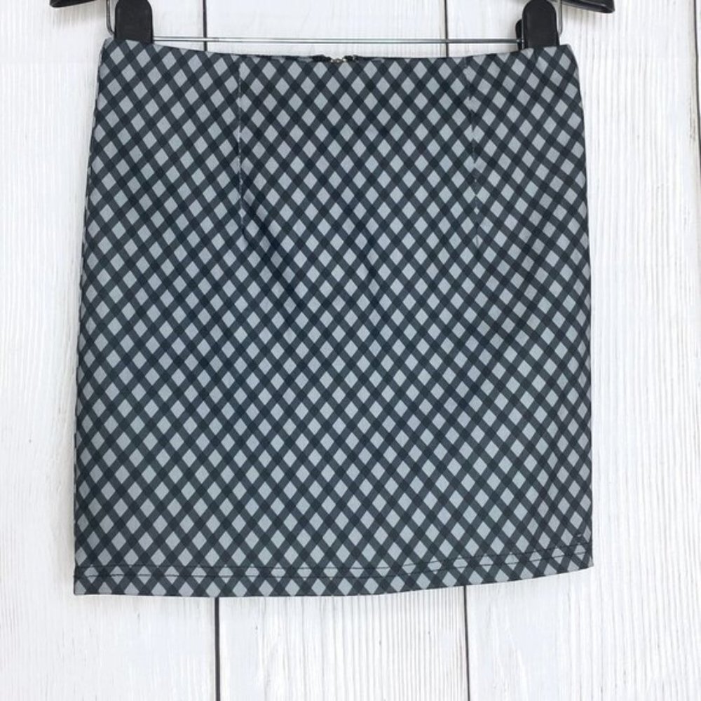 White Fawn by Tillys Black & Gray Check Skirt